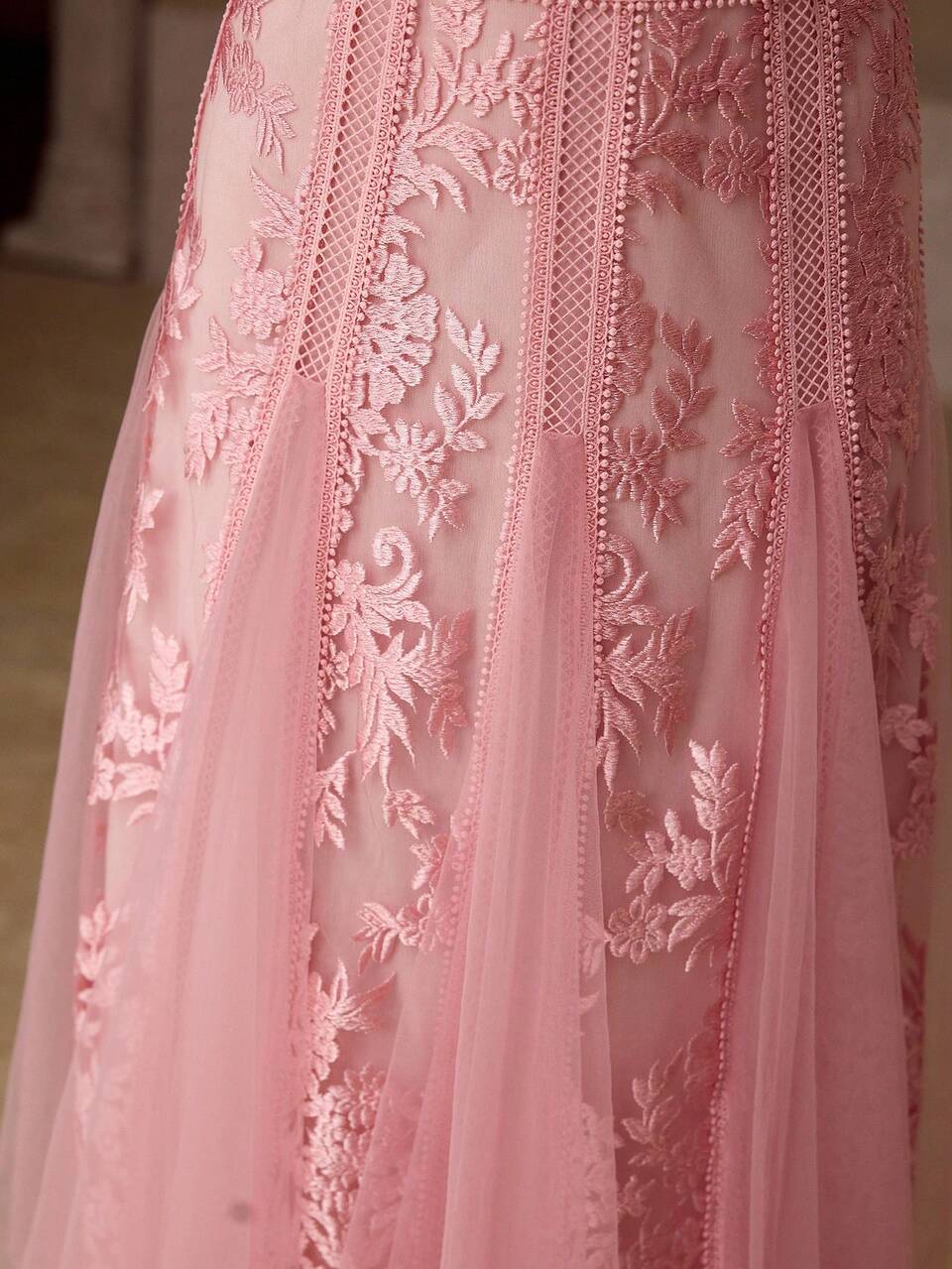 WOMEN'S LACE EMBROIDERED SPLICE FLORAL TRIM ELEGANT SLEEVELESS MIDI DRESS, SUITABLE FOR DATES, SPRING/SUMMER