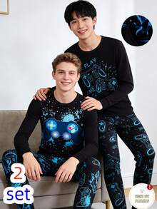 两件套运动风青少年男童修身睡衣，上衣印有足球和游戏手柄图案，裤子饰有相同元素图案，采用弹力针织面料，光滑亲肤，修身剪裁，适合休闲穿着和轻度活动，展现青春活力时尚感。 - 彩色 - 查看 9