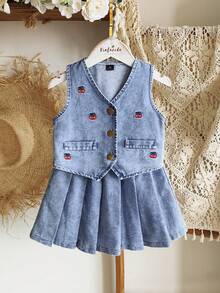 SHEIN Vintaside Kids Regata Casual Solta Lavada em Azul Claro para Meninas Jovens, Design Fofo de Pêssego; Combinada com Saia Denim Plissada de Cintura Elástica. Feita de Denim de Algodão Macio e Leve, Um Item Essencial para Meninas da Moda, Adequado para Uso na Primavera/Verão, Casual, OOTD, Passeio, Festa. Novo Lançamento para o Outono de 2025 - Lavagem Média - Visão 4