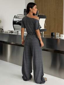 SHEIN EZwear Bộ đồ nữ thời trang thường ngày gồm áo tay ngắn cổ lệch họa tiết kẻ sọc dáng rộng và quần dài túi xéo, kiểu dáng casual. - Màu xám đen - Xem 2