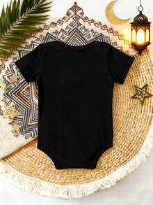 男婴休闲复古卡通灯笼假日标语印花黑色连体衣，适合春夏假日穿着，斋月佳节必备 - 黑色 - 查看 2