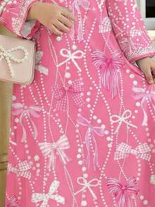 SHEIN Áo Abaya cầu nguyện Aurora Ahlam màu hồng, Áo Jalabiya hoa văn dễ thương và thanh lịch cho trẻ em với thiết kế ngọc trai và nơ, họa tiết ngôi sao và mặt trăng hoạt hình ngọt ngào thời trang, họa tiết nơ in, váy dài tay truyền thống cổ chữ V rộng rãi thoải mái cho bé gái, phù hợp mặc hàng ngày vào mùa xuân và mùa hè, váy maxi dài tay thanh lịch, không khí mùa xuân, áo Abaya cầu nguyện cho trẻ em, thoải mái dễ chịu, trang phục thường ngày, áo Kaftan kín đáo, áo Jalabiya cho trẻ em, phong cách mới - Nhiều màu - Xem 6