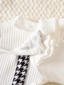 SHEIN Neugeborenen Kinder Baby beige Pit gestreifter karierter Langarm-Bodysuit kombiniert mit Stirnband und Socken in der gleichen Farbe. Herbst- und Winterkollektion, neues Material, bequemer Stil, elegant und süß - Weiss - Übersicht 3