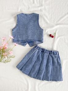 SHEIN Vintaside Kids Regata Casual Solta Lavada em Azul Claro para Meninas Jovens, Design Fofo de Pêssego; Combinada com Saia Denim Plissada de Cintura Elástica. Feita de Denim de Algodão Macio e Leve, Um Item Essencial para Meninas da Moda, Adequado para Uso na Primavera/Verão, Casual, OOTD, Passeio, Festa. Novo Lançamento para o Outono de 2025 - Lavagem Média - Visão 2