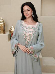 Al Najma 女士优雅花卉蕾丝贴花喇叭袖宽松阿拉伯风格连衣裙，尽显端庄度假风情 - 綠色 - 查看 2
