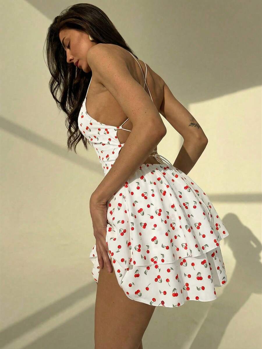 Aloruh 优雅樱桃印花，性感露背交叉绑带设计，多层下摆，修身腰部连体裤，Y2K风格，女士度假连体裤，性感露背交叉装饰连体裤，二合一裙式连体裤，女士度假套装，白色连衣裙裤。 - 白色 - 查看 1