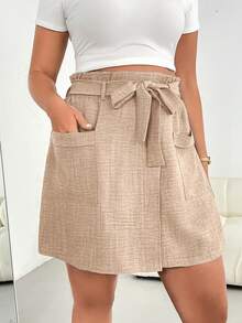 SHEIN Essnce 大码女装春夏时尚休闲宽松舒适日常清凉轻薄面料弹力腰带短裙裤，带口袋，适合度假、波西米亚风、欧洲夏季、飘逸短裤、舒适短裤、机场休闲、百慕大短裤等风格。 - 卡其色 - 查看 3