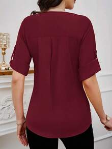 SHEIN Clasi Kemeja Lengan Gulung Elegan Kerah Bulat Warna Polos dengan Dekorasi Logam untuk Komuter - Merah - View 2