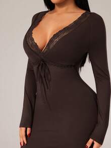 Radiana Robe moulante maxi en dentelle marron chocolat élégante et sexy pour femmes, robe longue ajustée à manches longues et col en V, convient pour les sorties, les fêtes, les cocktails, les galas, les concerts, les anniversaires, les vacances et les occasions formelles. Fabriquée dans un tissu tricoté très extensible pour épouser les courbes. - Marron fonçé - Voir 1