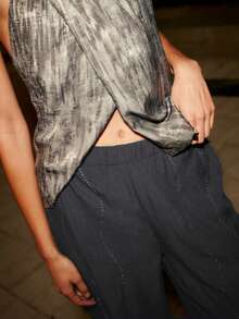 Nöista Chiếc quần đen thanh lịch này có kiểu dáng ống rộng thoải mái, được nhấn nhá bằng những họa tiết sóng đính sequin tinh tế. Hoàn hảo cho những buổi tối nghỉ xuân, trang phục sinh nhật cho các bữa tiệc hoặc những bộ trang phục trang nhã trong các dịp lễ hội, chúng kết hợp sự thoải mái và tinh tế trong bộ sưu tập trang phục nghỉ xuân dành cho nữ. - Màu xám đen - Xem 5