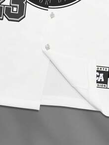 Manfinity Campus Court 23 Koszulka z nadrukiem w paski i ukośnymi kieszeniami, czarne spodenki, sportowy garnitur