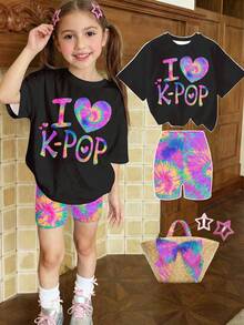 SHEIN 我❤K-Pop，我爱韩国流行音乐，这款充满活力的紫色扎染爱心图案印花套装，韩式风格，适合年轻女孩的休闲简约短袖短裤两件套，适合夏季穿着，可爱的夏季外出装，夏季儿童单品，夏季外出装备，韩式风格，返校季，舒适时尚的儿童服装，春夏外出装，休闲服饰，婴幼儿印花上衣，夏季新款，春夏时尚 - 彩色 - 查看 2