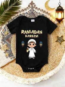 男婴休闲复古卡通灯笼假日标语印花黑色连体衣，适合春夏假日穿着，斋月佳节必备 - 黑色 - 查看 3