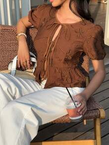 SHEIN Frenchy قميص نسائي كاجوال للعطلات مطرز بأربطة أمامية وأكمام قصيرة - بني - مشاهدة 2