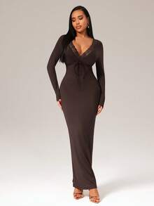 Radiana Robe moulante maxi en dentelle marron chocolat élégante et sexy pour femmes, robe longue ajustée à manches longues et col en V, convient pour les sorties, les fêtes, les cocktails, les galas, les concerts, les anniversaires, les vacances et les occasions formelles. Fabriquée dans un tissu tricoté très extensible pour épouser les courbes. - Marron fonçé - Voir 5