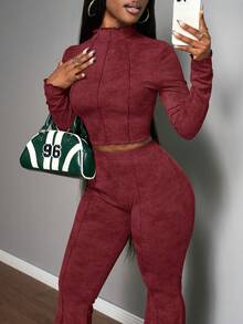 Slaydiva Bộ đồ nữ mùa thu đông 2025 kiểu dáng mới, cơ bản, đa năng, màu xanh quân đội với họa tiết bông tuyết gợn sóng, gồm áo thun ôm dáng xếp ly và quần ống loe cạp cao, phù hợp cho đi học, Halloween, lễ hội âm nhạc, đi chơi, ăn trưa, dự tiệc, Giáng sinh và dạo chơi hàng ngày. - Đỏ - Xem 4