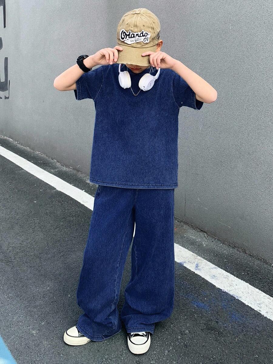 SHEIN 男童两件套舒适柔软针织蓝色牛仔短袖小圆领T恤上衣和宽松阔腿舒适柔软牛仔裤,适合男童日常穿着和四季穿着。 - 深色水洗藍 - 查看 1