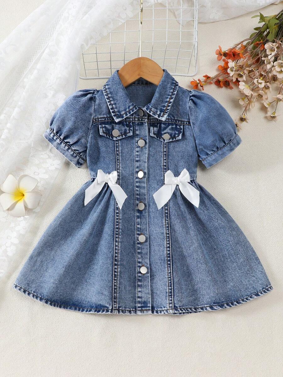 幼女甜美蝴蝶結牛仔洋裝,深藍色水洗單排扣泡泡袖A字擺裙擺,夏季休閒開學季女嬰穿著 - 淺色水洗藍 - 查看 1