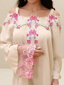 Al Najma 女士蕾丝拼接花卉刺绣长袖土耳其长袍和阿拉伯传统长裙 - 杏色 - 查看 1