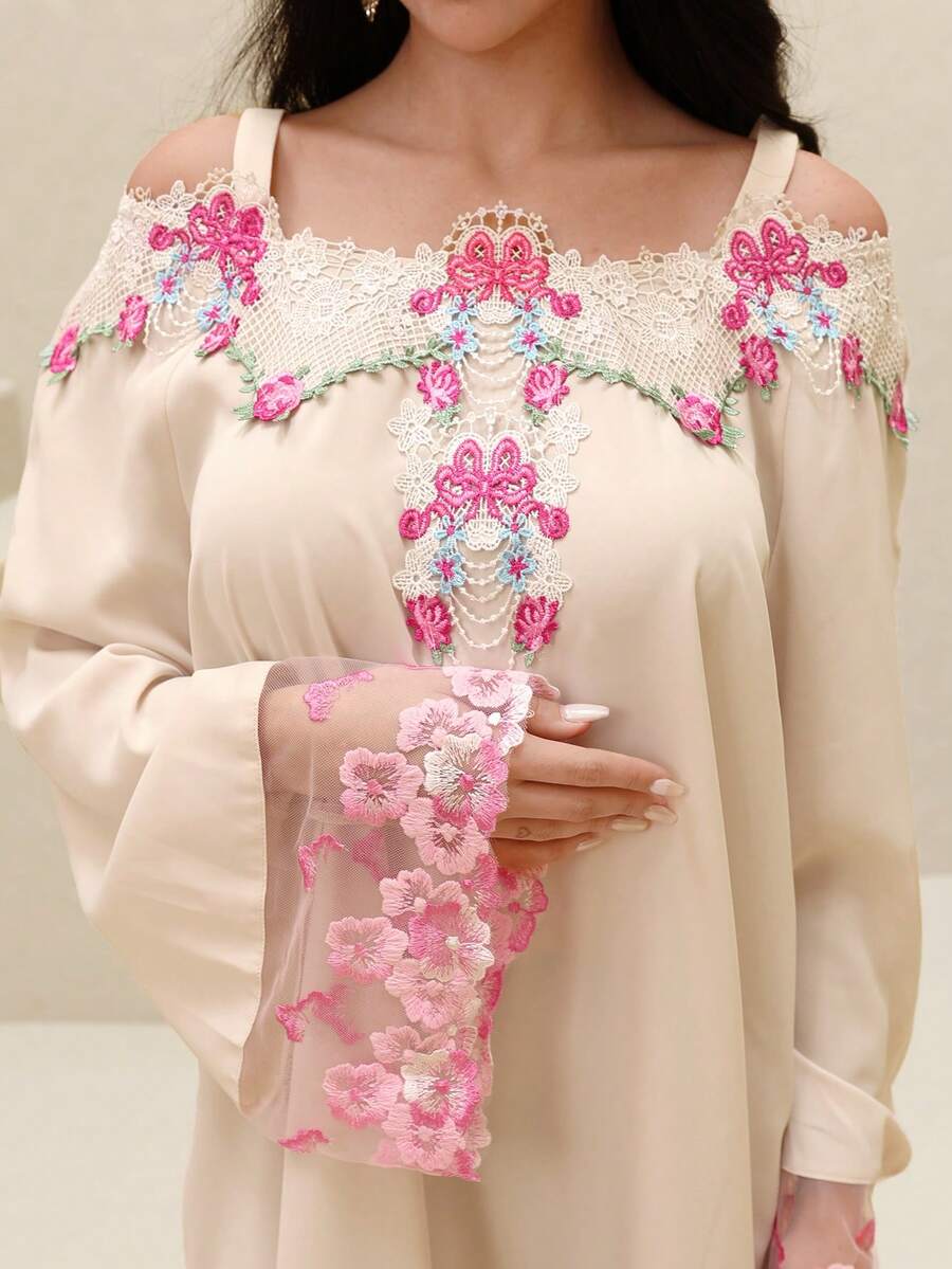 Al Najma 女士蕾丝拼接花卉刺绣长袖土耳其长袍和阿拉伯传统长裙 - 杏色 - 查看 1