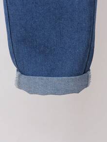 SHEIN Streecool Kids 这款男童时尚休闲长袖牛仔套装，采用简约宽松的翻领设计，正面饰有棕色压纹字母印花和实用小口袋，搭配舒适的休闲裤，尽显简约优雅。适合春秋季日常穿着、上学、旅行和休闲活动，是必备的牛仔单品。 - 深色水洗藍 - 查看 4