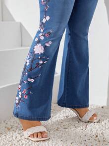Selenza 大码女式花卉刺绣口袋优雅喇叭牛仔裤 - 淺色水洗藍 - 查看 5