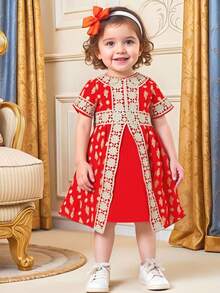 SHEIN Một chiếc đầm in họa tiết màu đỏ trang nhã và tối giản dành cho bé gái, điểm nhấn là dải ruy băng viền vàng, trang phục truyền thống phù hợp cho các lễ hội, tiệc tùng và mặc hàng ngày. - Đỏ - Xem 3