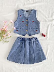 SHEIN Vintaside Kids Regata Casual Solta Lavada em Azul Claro para Meninas Jovens, Design Fofo de Pêssego; Combinada com Saia Denim Plissada de Cintura Elástica. Feita de Denim de Algodão Macio e Leve, Um Item Essencial para Meninas da Moda, Adequado para Uso na Primavera/Verão, Casual, OOTD, Passeio, Festa. Novo Lançamento para o Outono de 2025 - Lavagem Média - Visão 3