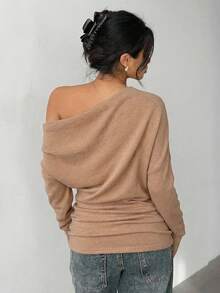 Aloruh 休闲通勤纯色斜肩褶皱针织上衣 - 卡其色 - 查看 2