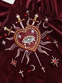 ROMWE Váy nhung cổ điển với họa tiết thêu hình mắt và trái tim bí ẩn theo phong cách Gothic. - Màu Đỏ Sâu - Xem 3