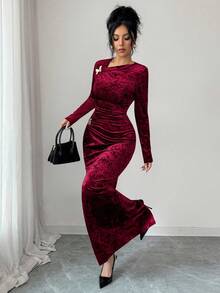 Elenzga 女士秋冬法式复古优雅不对称领长袖连衣裙，饰有褶皱金属蝴蝶图案，时尚光泽天鹅绒面料，适合派对、约会、情人节和日常通勤。 - 酒紅色 - 查看 3