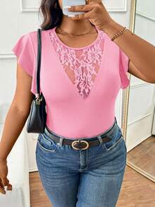 SHEIN Frenchy 大码女式半透明蕾丝拼接荷叶袖休闲T恤，时尚百搭，春夏新款，适合日常穿着，也适合音乐会、锐舞派对、音乐节等场合，优雅上衣 - 粉色 - 查看 5
