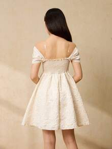 Đầm dạ hội màu be sang trọng, thanh lịch, thiết kế trễ vai, thắt eo, chất liệu jacquard, kiểu dáng bồng bềnh, thích hợp cho các cô gái tuổi teen. - Màu vàng - Xem 3