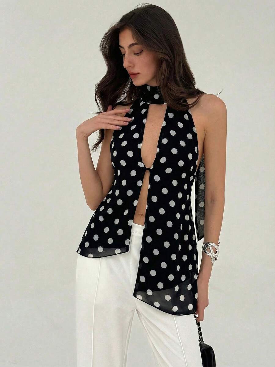 Aloruh 这款女士时尚优雅的波点印花背心，是度假的完美之选。它采用不对称下摆设计，性感时尚的露背款式，以及经典的黑色波点图案。这是一款性感的度假上衣。波点上衣/波点衬衫/围巾上衣 - 黑與白 - 查看 1
