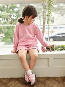 SHEIN Genkimix Kids Bộ 2 áo nỉ cổ tròn tay dài trang trí nơ màu mơ và quần ống loe kaki cho bé gái, trang phục thường ngày thời trang cho mùa xuân/thu - Hồng - Xem 7