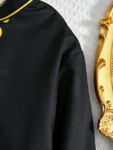 SHEIN 两件套男童复古花卉图案黑色长袍，金色装饰，长袖上衣搭配白色立领长衬衫，适合正式场合、生日派对、锐舞派对、晚宴、演出、婚礼、迎婴派对和一周岁生日庆祝。 - 黑色 - 查看 6