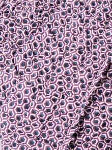 Nöista 这款无袖长款连衣裙采用几何图案的淡紫色和海军蓝印花，正面扭结式上身设计，高腰和领口处饰有钥匙孔镂空。适合春季穿搭、春假穿搭、春季服装、度假以及各种时尚休闲场合。 - 紫色 - 查看 7