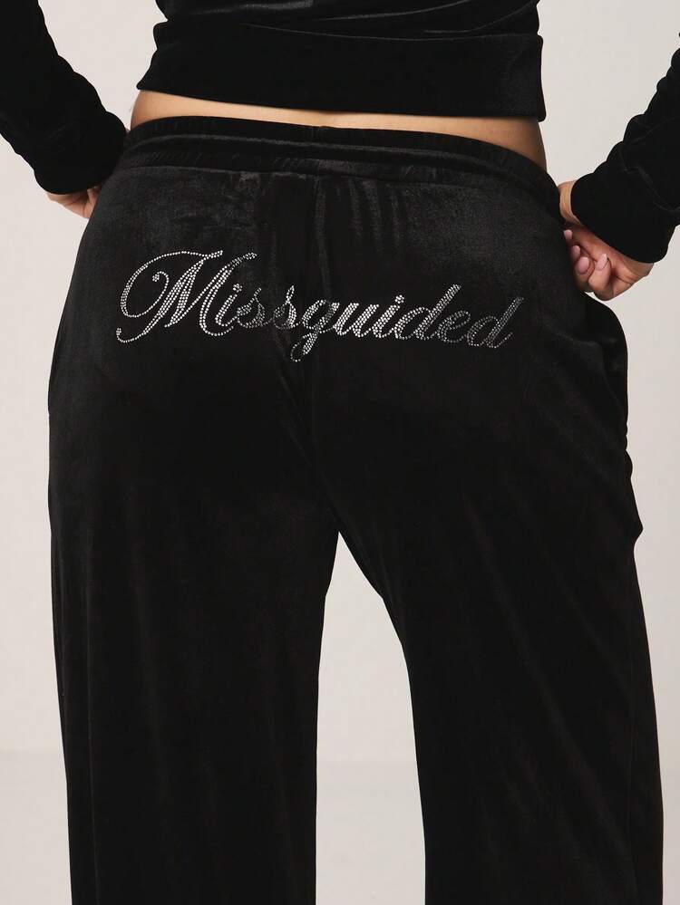 MISSGUIDED Pantalones jogger de pierna ancha de terciopelo lujoso con letras de strass, ajuste relajado y casual, perfectos para relajarse y días de invierno acogedores