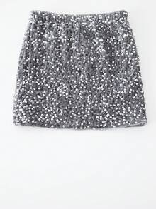 Sparklyn Chân váy sequin màu xám cho bé gái. Chiếc chân váy sequin màu xám này có tông màu xám cổ điển với những hạt sequin lấp lánh, mang đến vẻ ngoài thời trang và thanh lịch. Những chi tiết sequin tinh tế tạo thêm nét sang trọng, giúp bé gái tự tin tỏa sáng trong các bữa tiệc hay trong cuộc sống hàng ngày. Đây là một món đồ đa năng cho mùa xuân, hè và thu, dễ dàng phối cùng áo phông, áo sơ mi hoặc áo len để tạo nên phong cách quyến rũ. Chân váy sequin, chân váy lấp lánh, chân váy màu bạc. - Xám - Xem 5