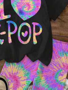 SHEIN 我❤K-Pop，我爱韩国流行音乐，这款充满活力的紫色扎染爱心图案印花套装，韩式风格，适合年轻女孩的休闲简约短袖短裤两件套，适合夏季穿着，可爱的夏季外出装，夏季儿童单品，夏季外出装备，韩式风格，返校季，舒适时尚的儿童服装，春夏外出装，休闲服饰，婴幼儿印花上衣，夏季新款，春夏时尚 - 彩色 - 查看 6