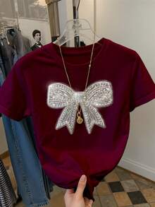 EMERY ROSE Áo thun ngắn tay cổ tròn tối giản thời trang, thêu nơ và đính sequin, quà tặng cho bạn bè. - Màu Đỏ Sâu - Xem 3