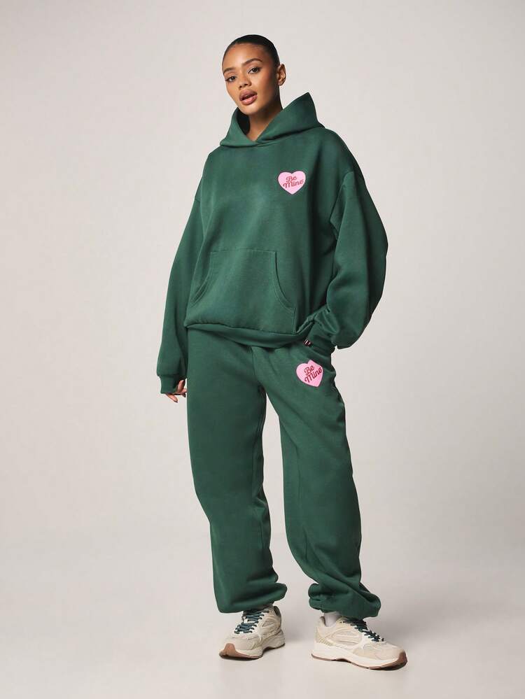 MISSGUIDED Miękkie dzianinowe spodnie dresowe z mankietami i aplikacją w kształcie różowego serca, zapewniające swobodny, codzienny komfort, zarówno zimą, jak i jesienią