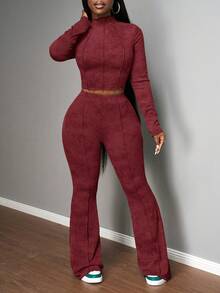 Slaydiva Bộ đồ nữ mùa thu đông 2025 kiểu dáng mới, cơ bản, đa năng, màu xanh quân đội với họa tiết bông tuyết gợn sóng, gồm áo thun ôm dáng xếp ly và quần ống loe cạp cao, phù hợp cho đi học, Halloween, lễ hội âm nhạc, đi chơi, ăn trưa, dự tiệc, Giáng sinh và dạo chơi hàng ngày. - Đỏ - Xem 3