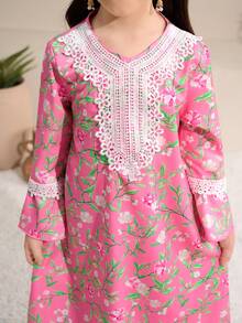 Sparklyn Váy Abaya họa tiết hoa phong cách Trung Đông cho bé gái với cổ áo vàng và tay chuông. Thiết kế họa tiết hoa tinh xảo toát lên vẻ thanh lịch và bí ẩn, khiến trang phục của bé gái thêm phần độc đáo. Thiết kế hoa cổ áo vàng tinh tế tạo điểm nhấn sang trọng, nâng tầm phong cách tổng thể và khiến chiếc váy thêm duyên dáng và tinh tế. Chiếc váy vẫn giữ được nét thanh lịch, đồng thời giúp bé gái thoải mái trong các hoạt động. - Hồng - Xem 5