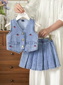 SHEIN Vintaside Kids Regata Casual Solta Lavada em Azul Claro para Meninas Jovens, Design Fofo de Pêssego; Combinada com Saia Denim Plissada de Cintura Elástica. Feita de Denim de Algodão Macio e Leve, Um Item Essencial para Meninas da Moda, Adequado para Uso na Primavera/Verão, Casual, OOTD, Passeio, Festa. Novo Lançamento para o Outono de 2025 - Lavagem Média - Visão 11