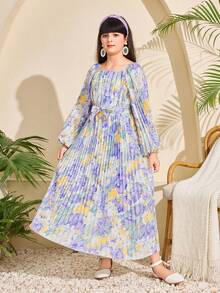 一件女童中东图案长袖轻薄连衣裙，包含传统印花、飘逸裙摆和配套细节，适合所有季节和场合。 - 彩色 - 查看 4