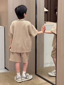 SHEIN Little Byeori 儿童男童休闲运动撞色短袖圆领T恤短裤套装，2件套，适合春夏季节、郊游、情人节、约会、旅行、度假、家庭聚会、返校、婚礼、晚宴、运动、生日派对等场合。 - 卡其色 - 查看 2