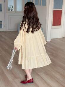 Dazy Kids Đầm dài tay màu trơn cho bé gái tuổi teen, cài cúc phía trước, vạt bèo nhún. - Màu vàng - Xem 2