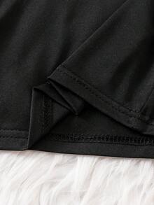 Glamorique Kids 这款女童连衣裙采用黑色罗纹面料，饰以酒红色蝴蝶结，质感丰富，优雅迷人。酒红色撞色超大蝴蝶结点缀，清新可爱，尽显甜美公主风。穿着舒适，方便活动，适合日常和正式场合，是女孩生日派对、聚会、郊游的理想之选。 - 黑色 - 查看 3