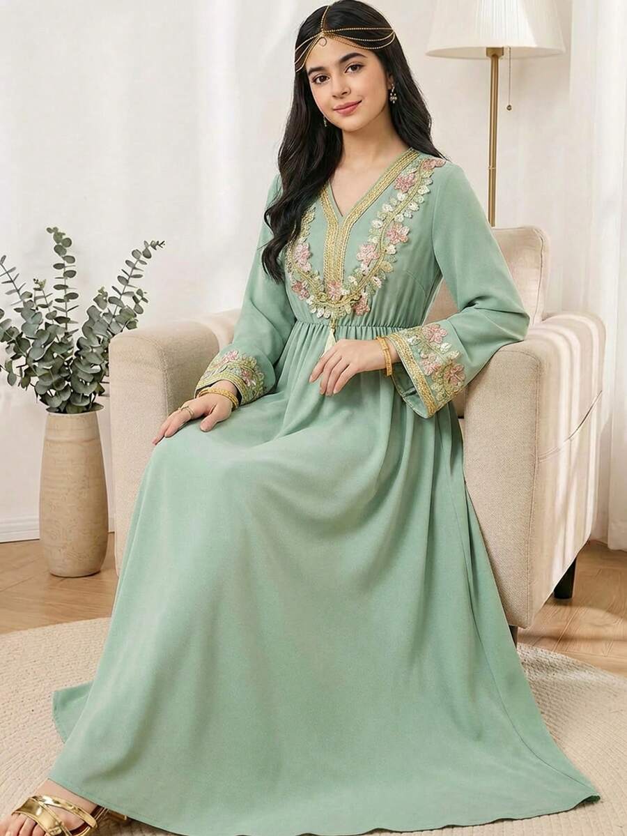 SHEIN 少女纯绿色休闲度假编织V领长袍,配有超长金属腰带和流苏,收腰设计,端庄舒适的阿拉伯风格连衣裙 - 綠色 - 查看 1